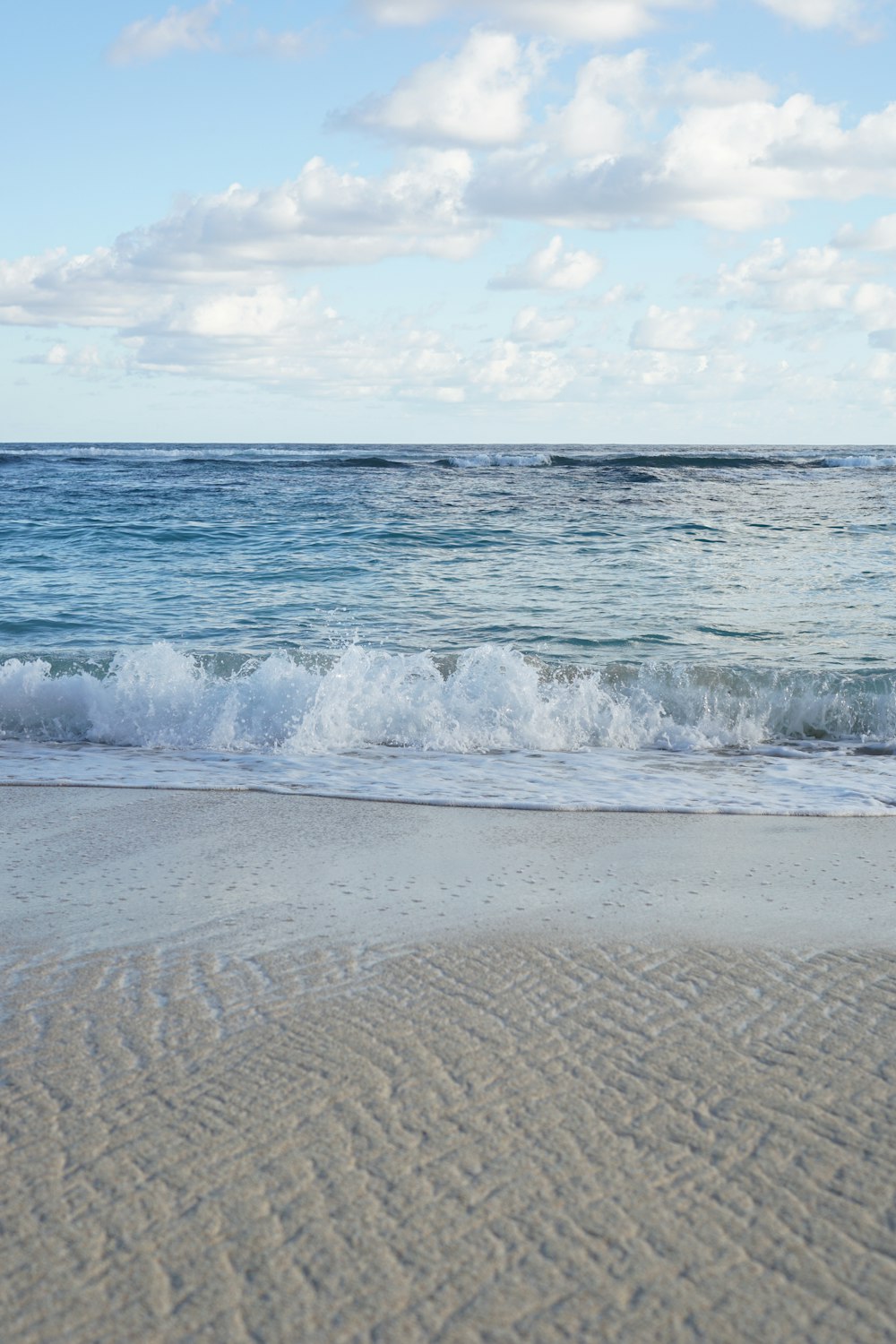 ondas do oceano batendo em terra durante o dia