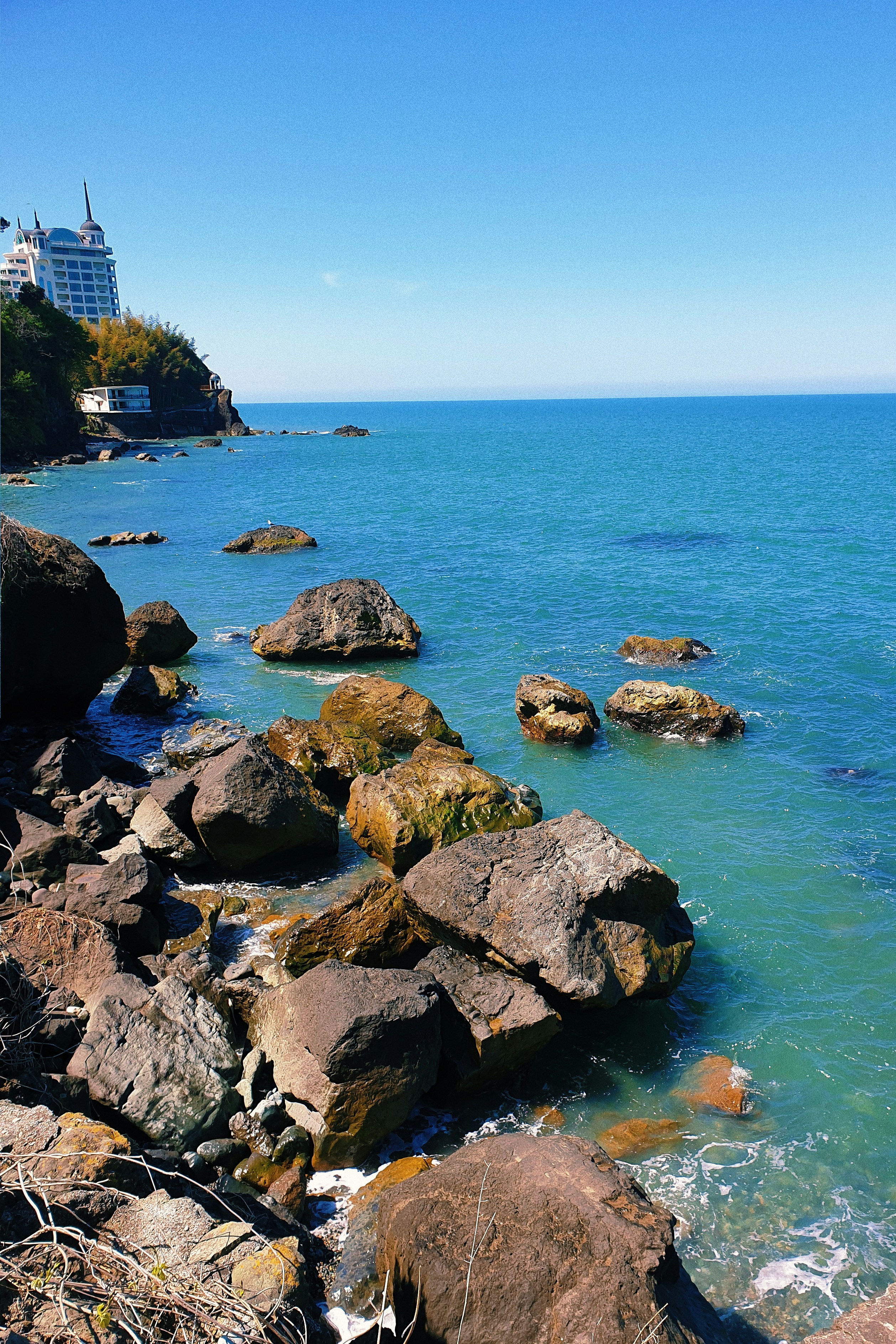 rocce marroni e grigie sulla riva del mare durante il giorno