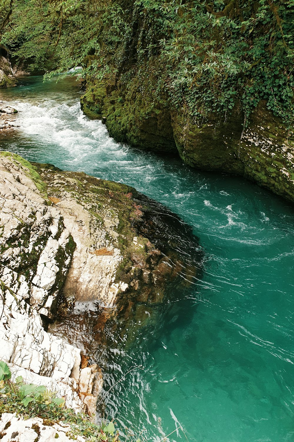 Montagne rocheuse brune à côté d’un plan d’eau pendant la journée