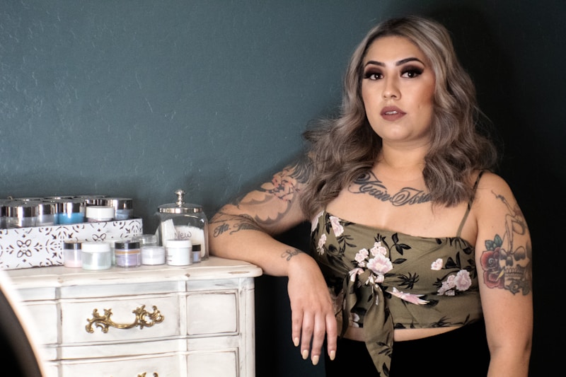 Chica trans en look floral tropical