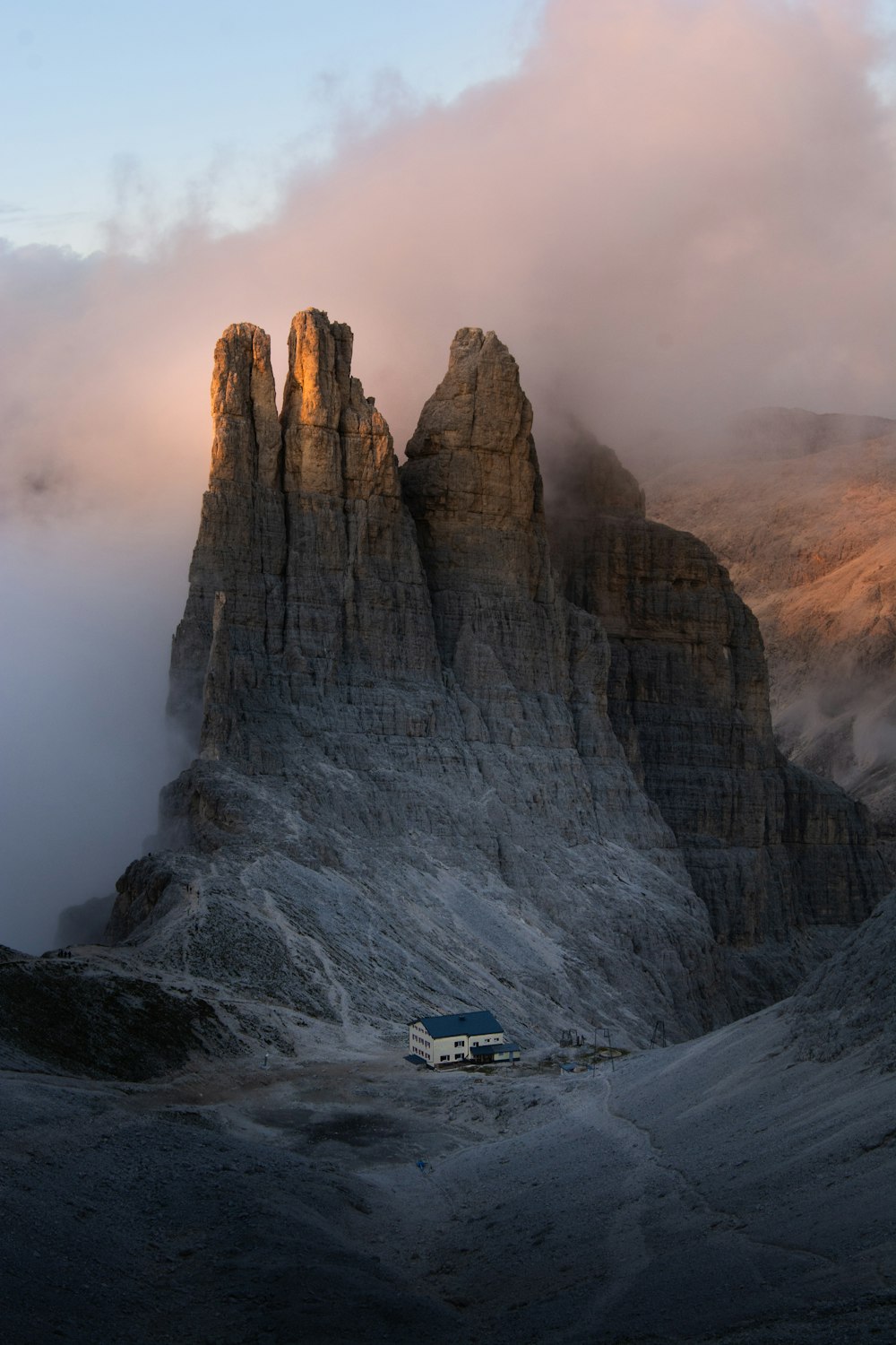 Barca bianca e blu sullo specchio d'acqua vicino alla montagna rocciosa durante il giorno