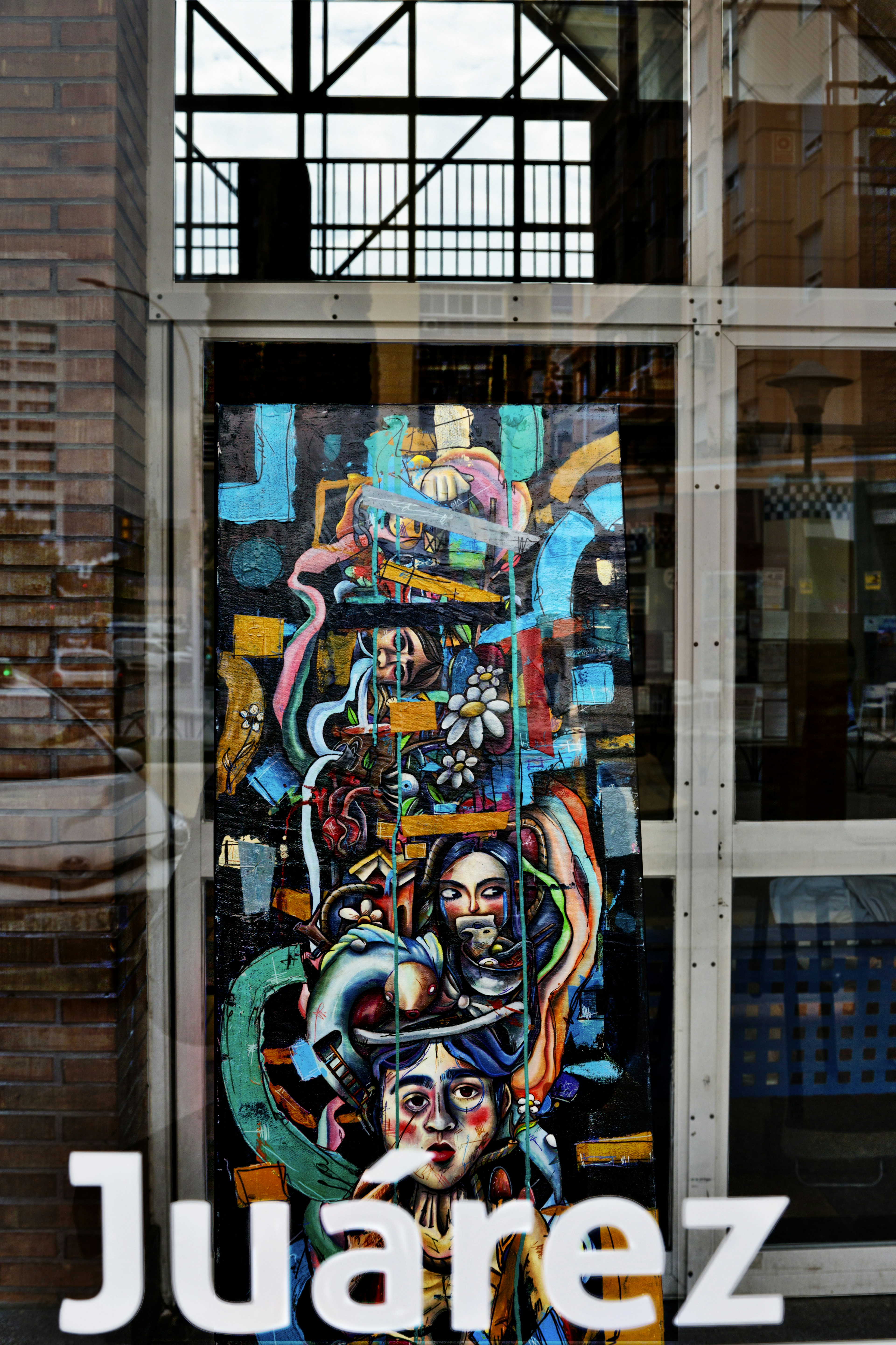 Obra de Yojan Juárez que forma parte de una exposición colectiva de artistas que se exhibe en el hall de entrada de la Estación de Autobuses de Málaga.