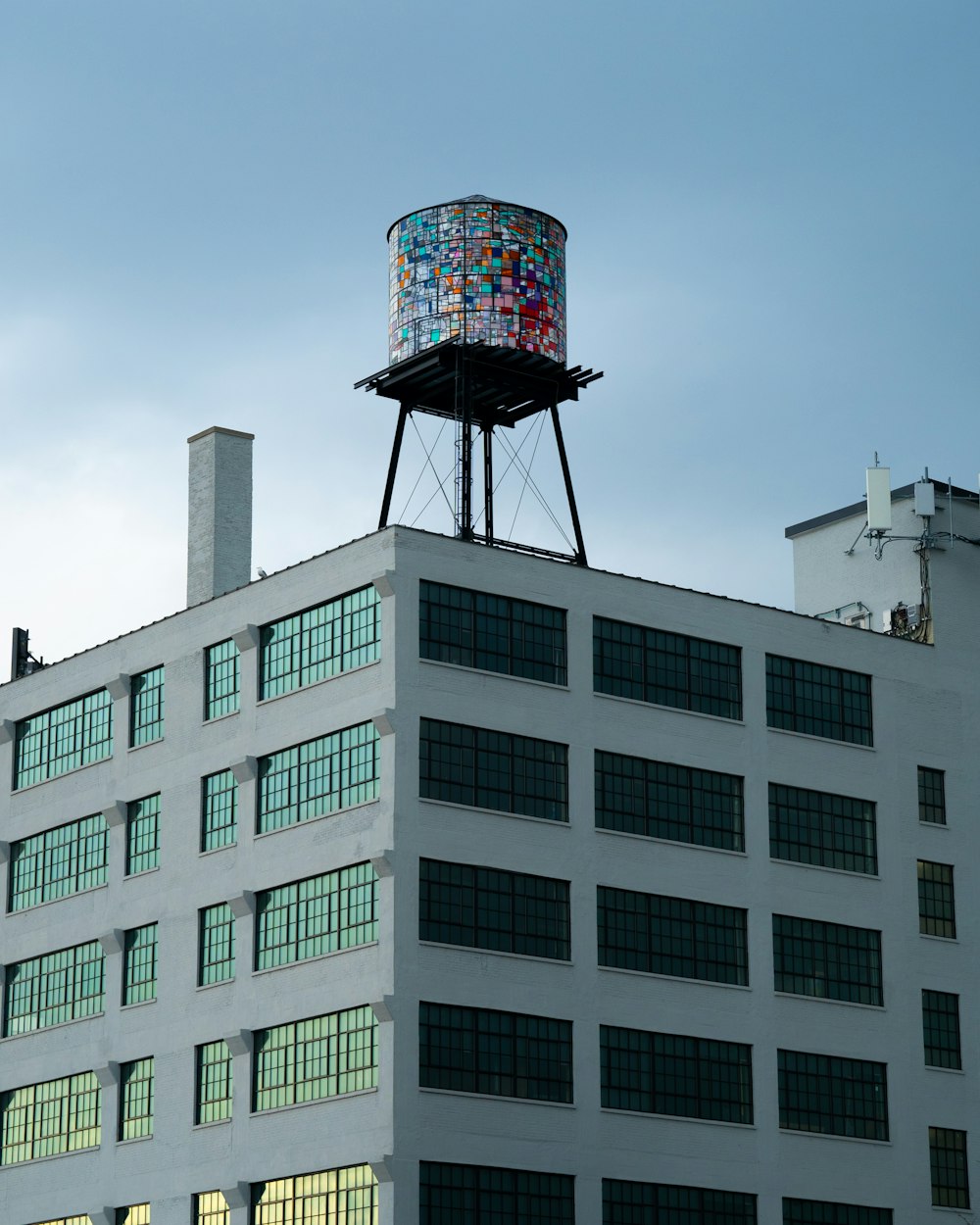 Edificio de hormigón blanco bajo el cielo azul durante el día