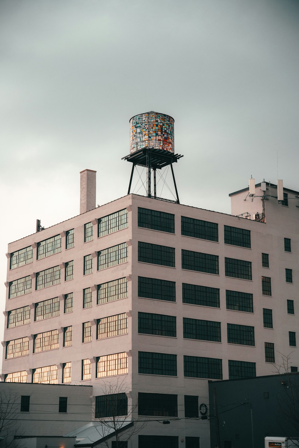 bâtiment en béton blanc sous ciel gris pendant la journée