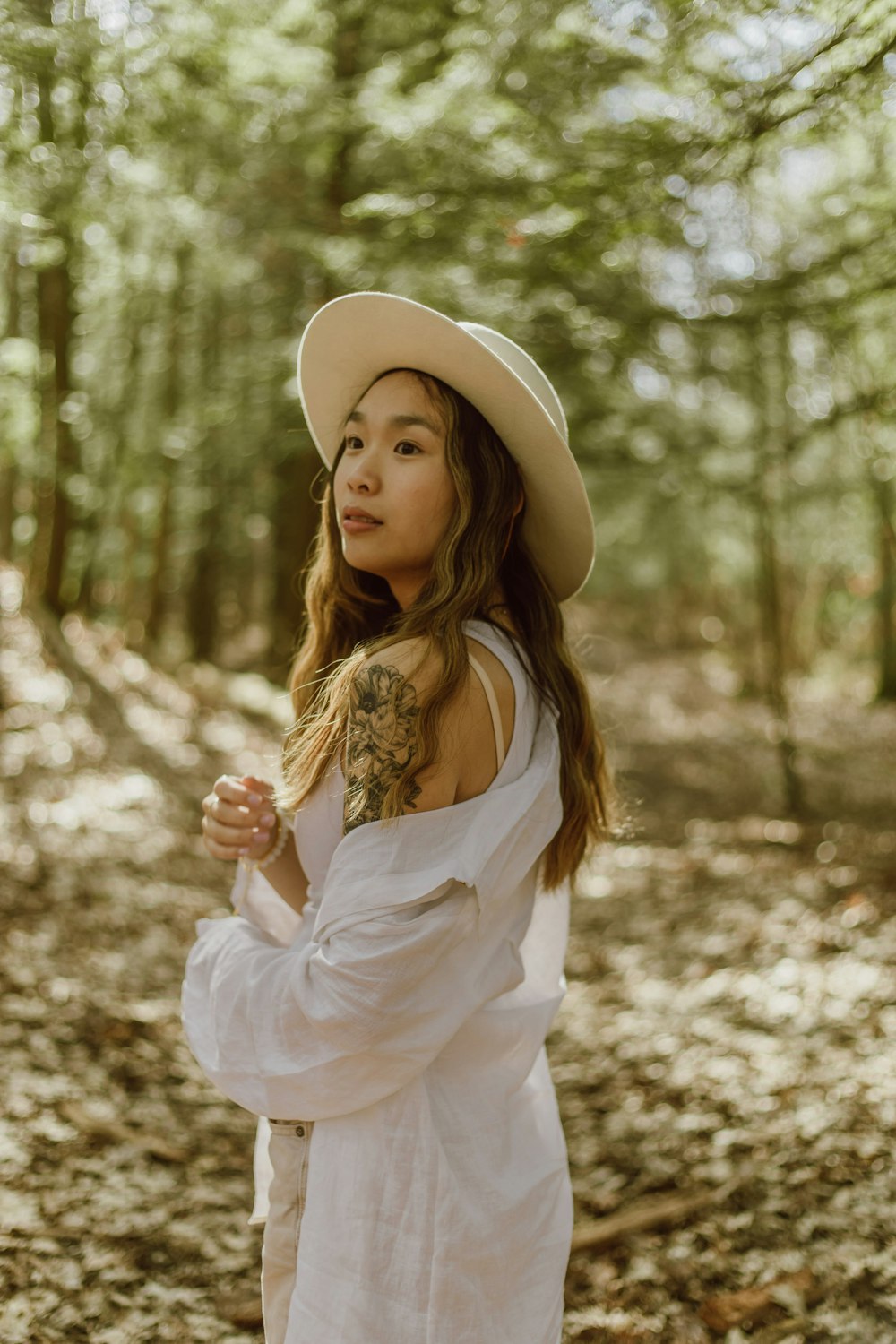 woman in white long sleeve shirt wearing white sun hat