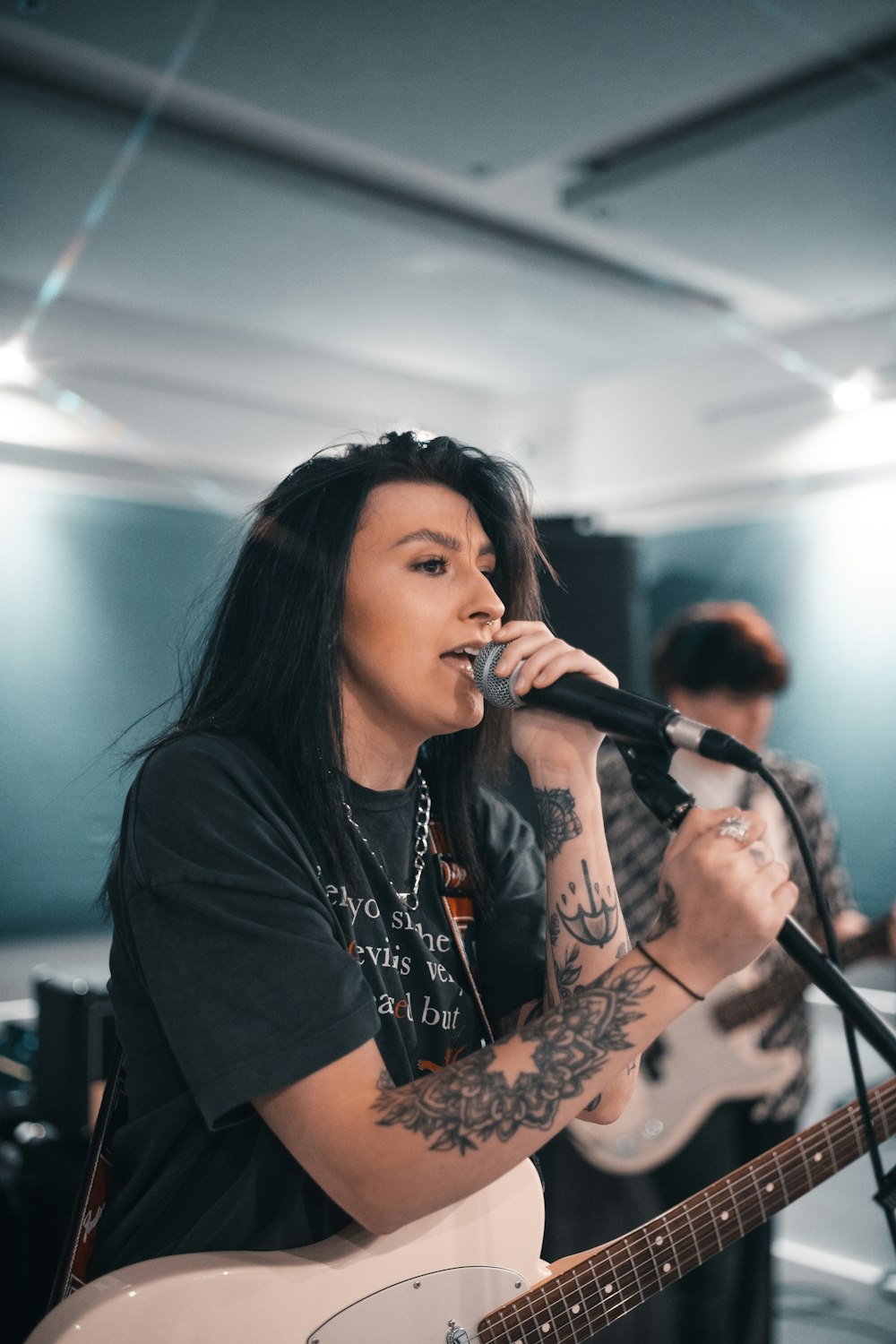 Mujer en camisa de manga larga floral en blanco y negro cantando