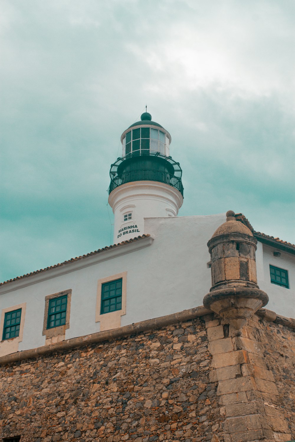 edifício de concreto branco e marrom sob nuvens brancas durante o dia