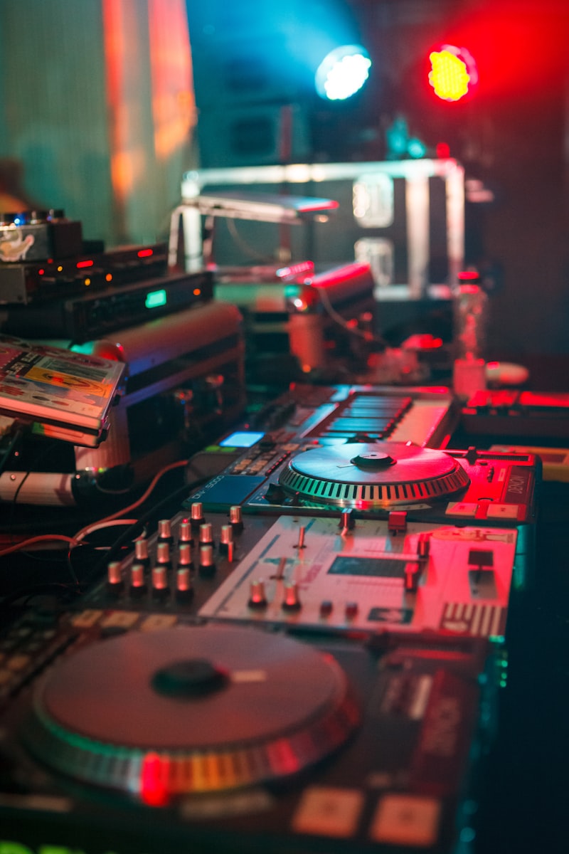 Studio-Setup mit Audio-Interface und Reglern