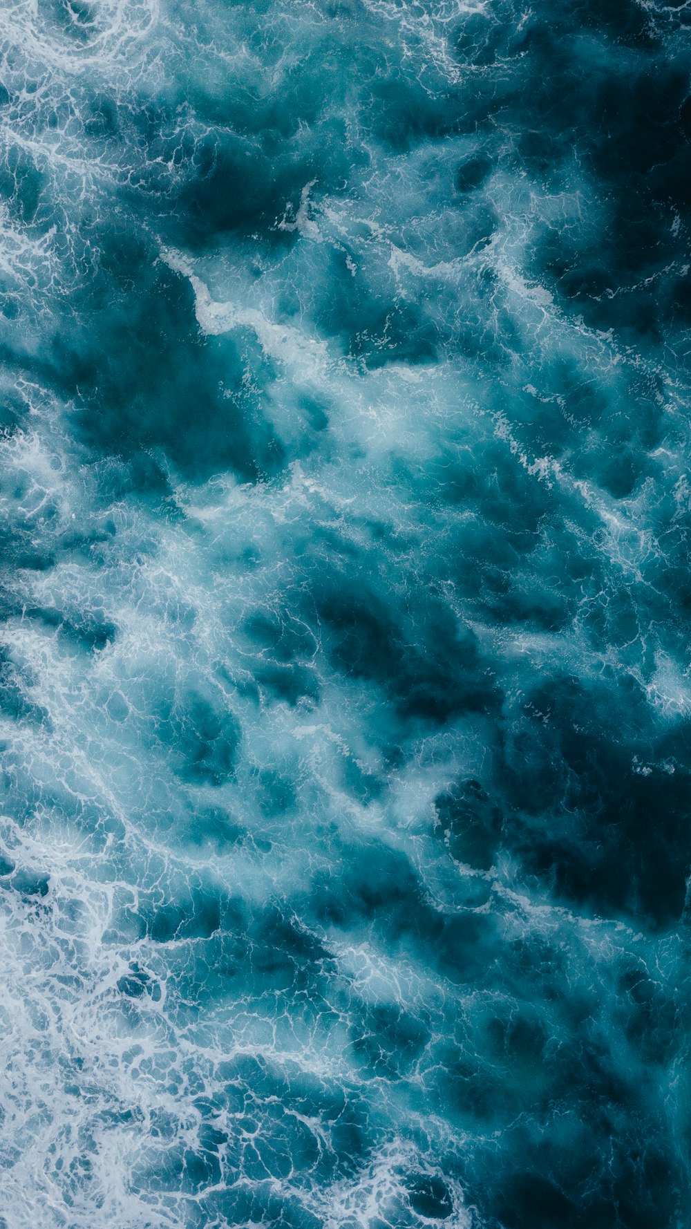ondas de água azuis e brancas
