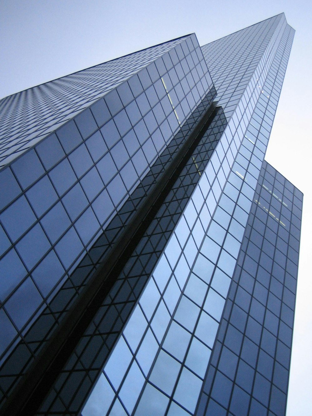 Fotografía de ángulo bajo de edificios de gran altura