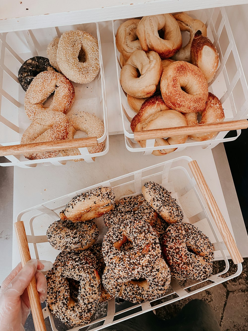 braune Donuts auf weißem Plastikbehälter