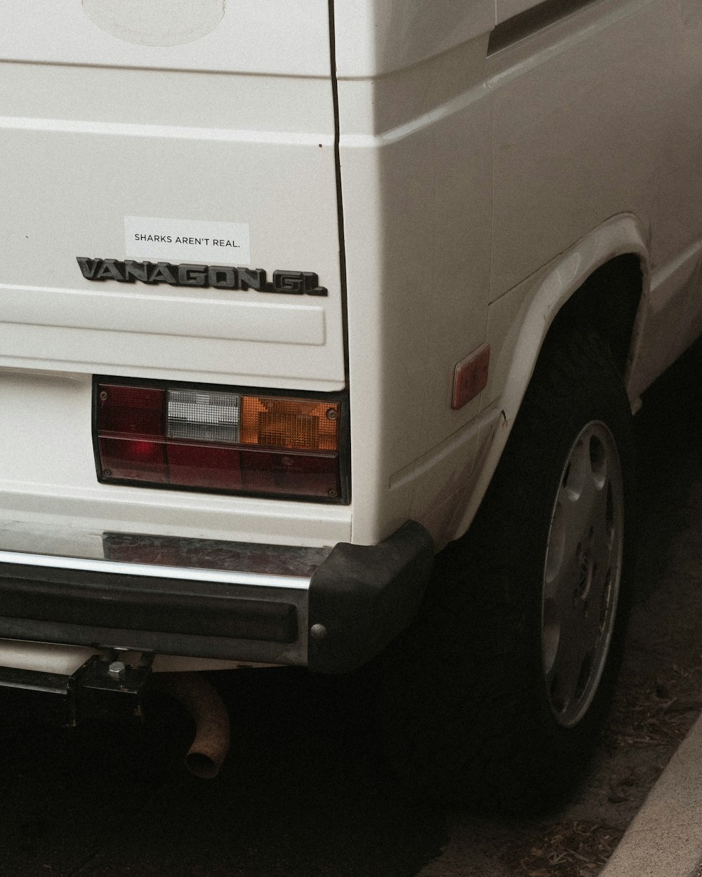 Weißer Chevrolet mit Nummernschild
