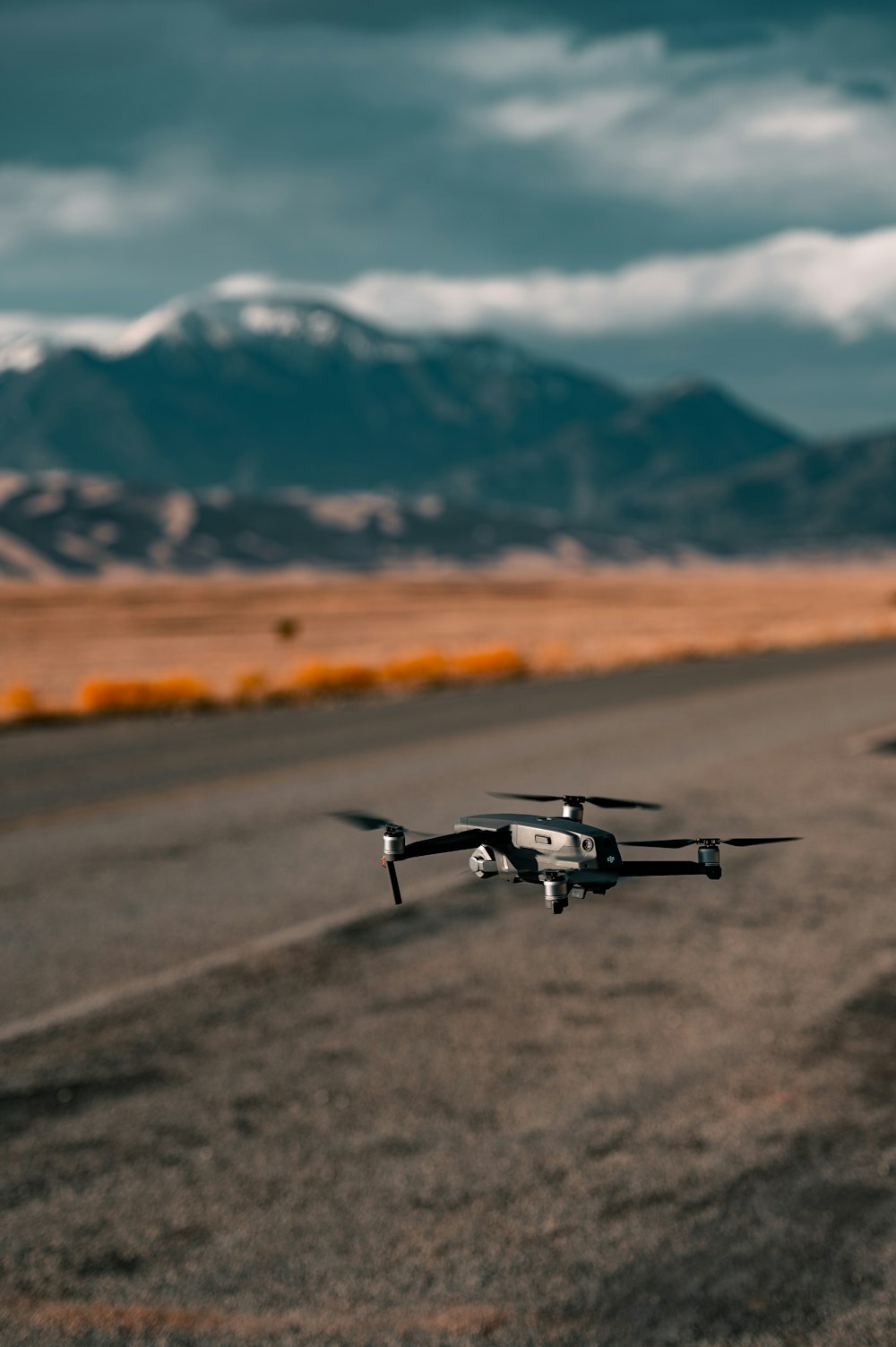 Drone noir et blanc survolant la friche pendant la journée