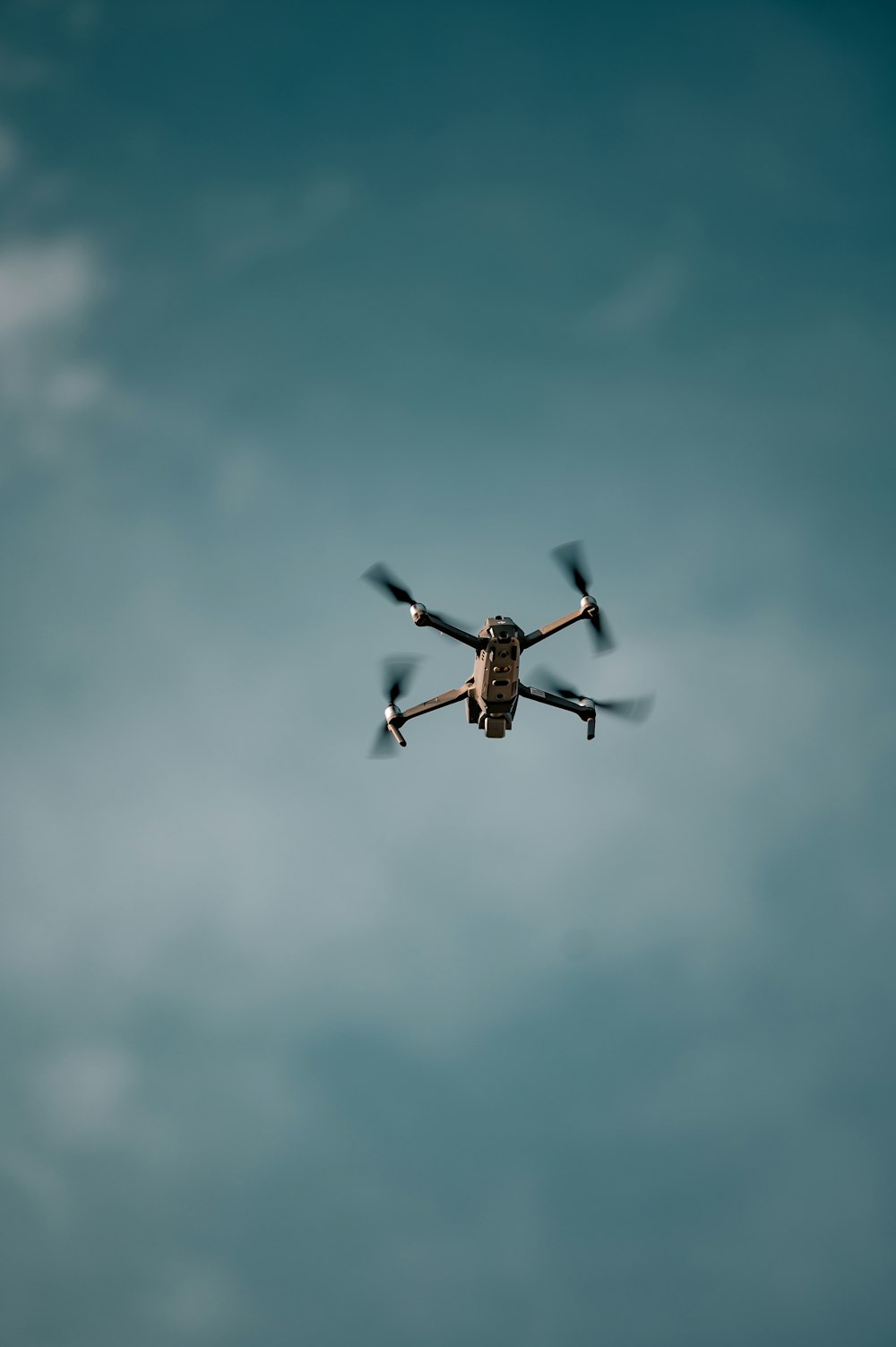 drone marrom e preto voando no céu