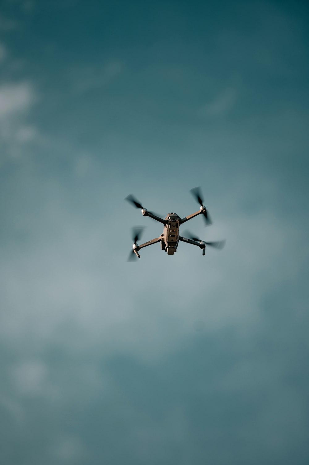 drone marron et noir volant dans le ciel
