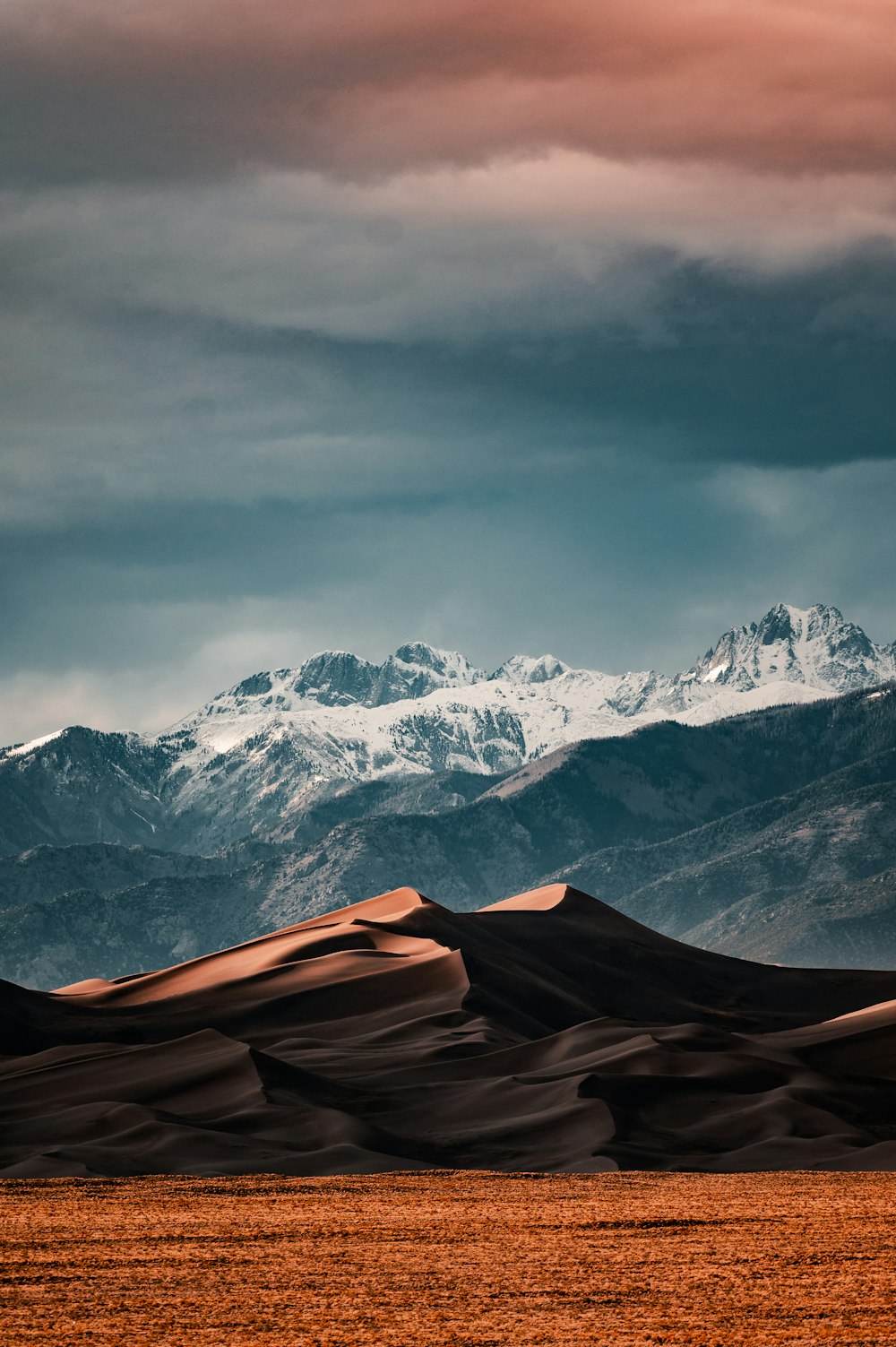 Montañas cubiertas de nieve bajo el cielo nublado durante el día