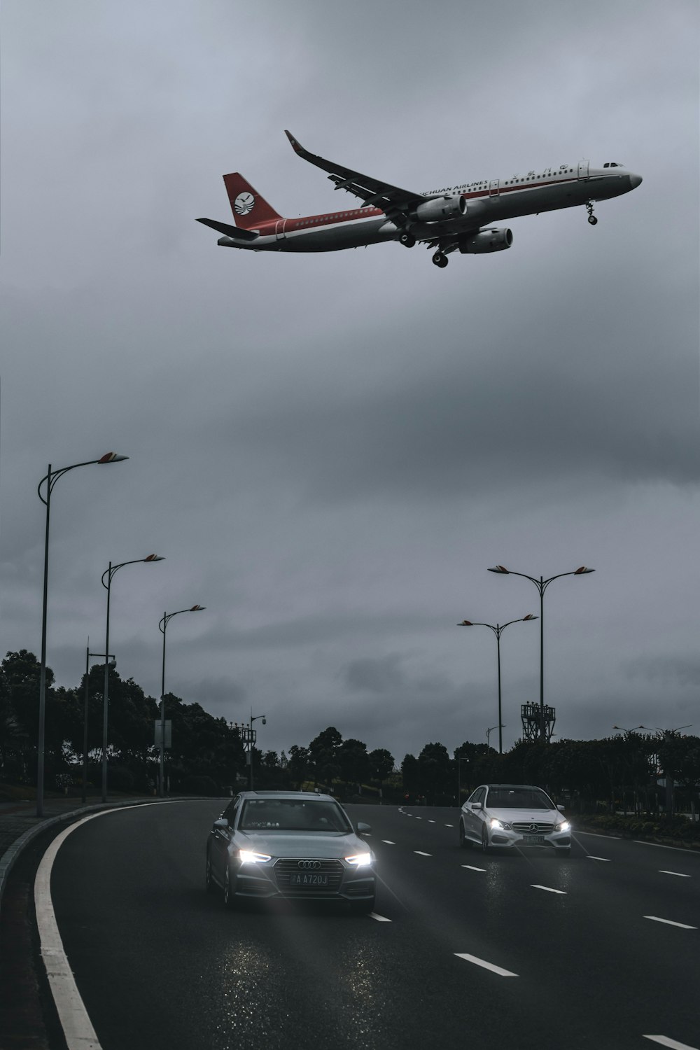 avion blanc et rouge sur la route pendant la journée