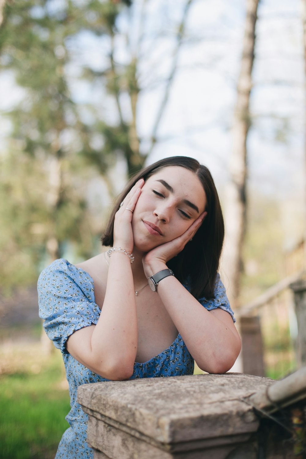 Femme en robe sans manches en denim bleu