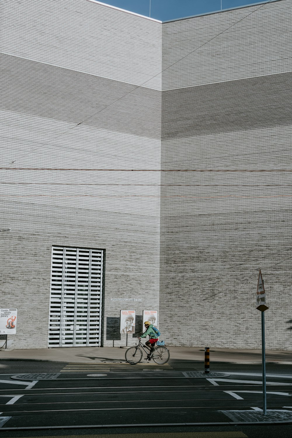 ônibus branco e vermelho perto de edifício de concreto branco durante o dia