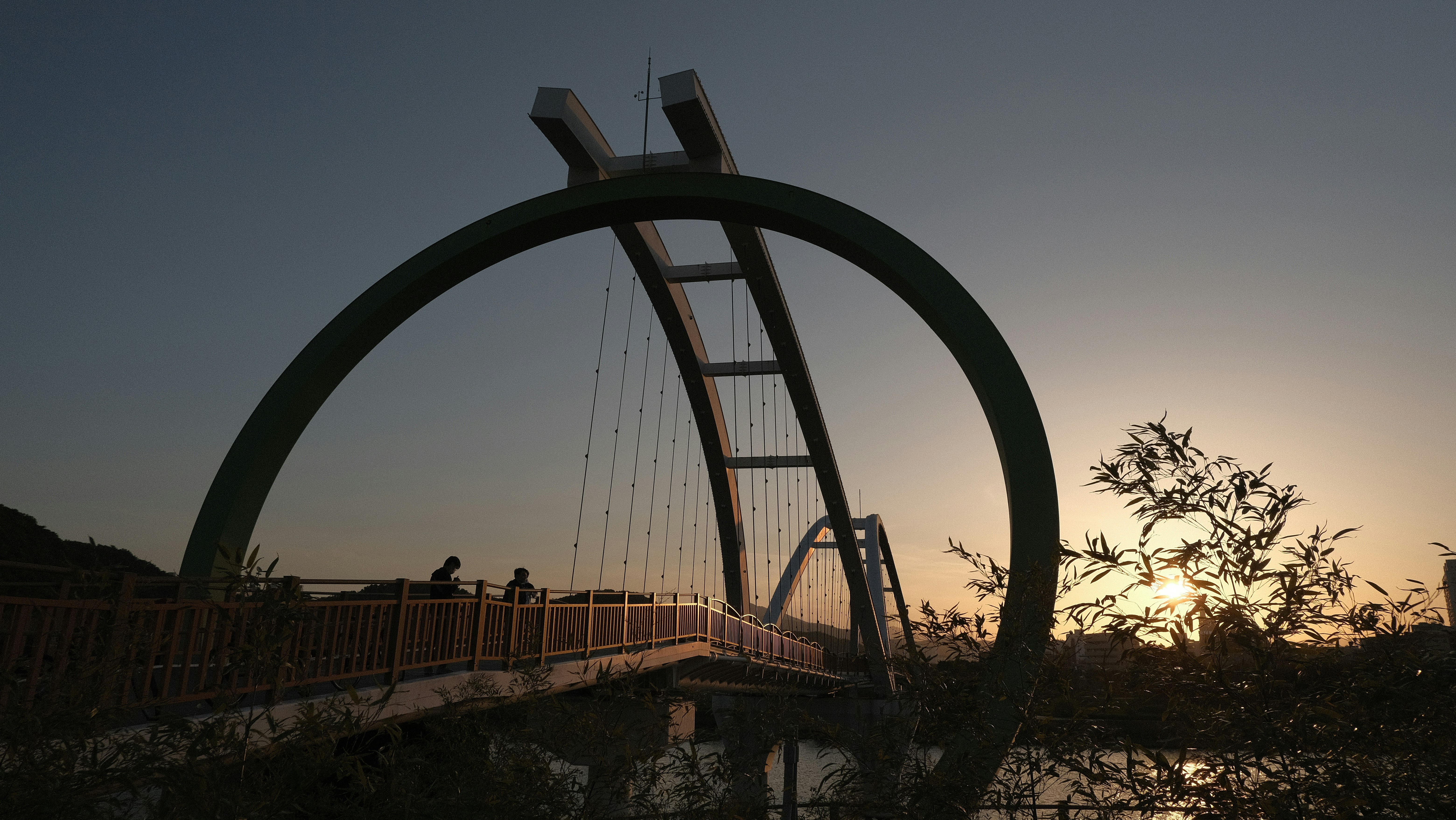Puente de metal gris bajo el cielo azul durante el día