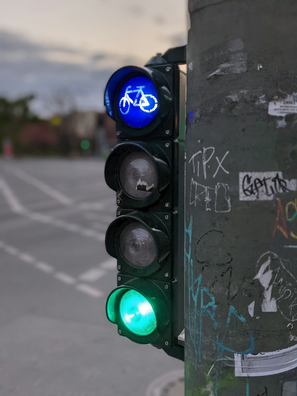 black and green traffic light