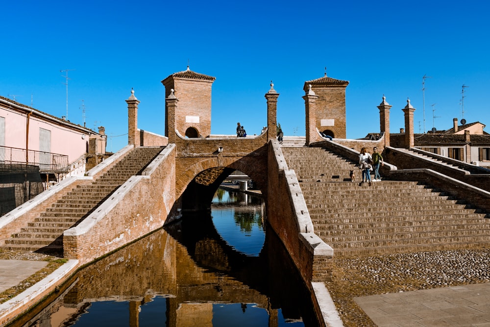 Bâtiment en brique brune près de la rivière pendant la journée