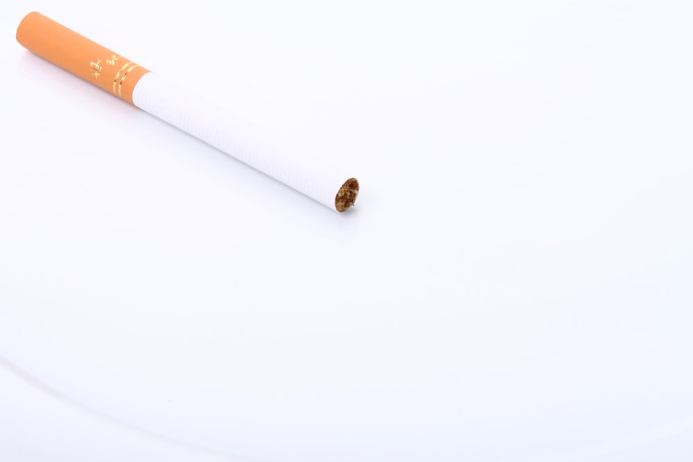 weiße und braune Zigarettenstange