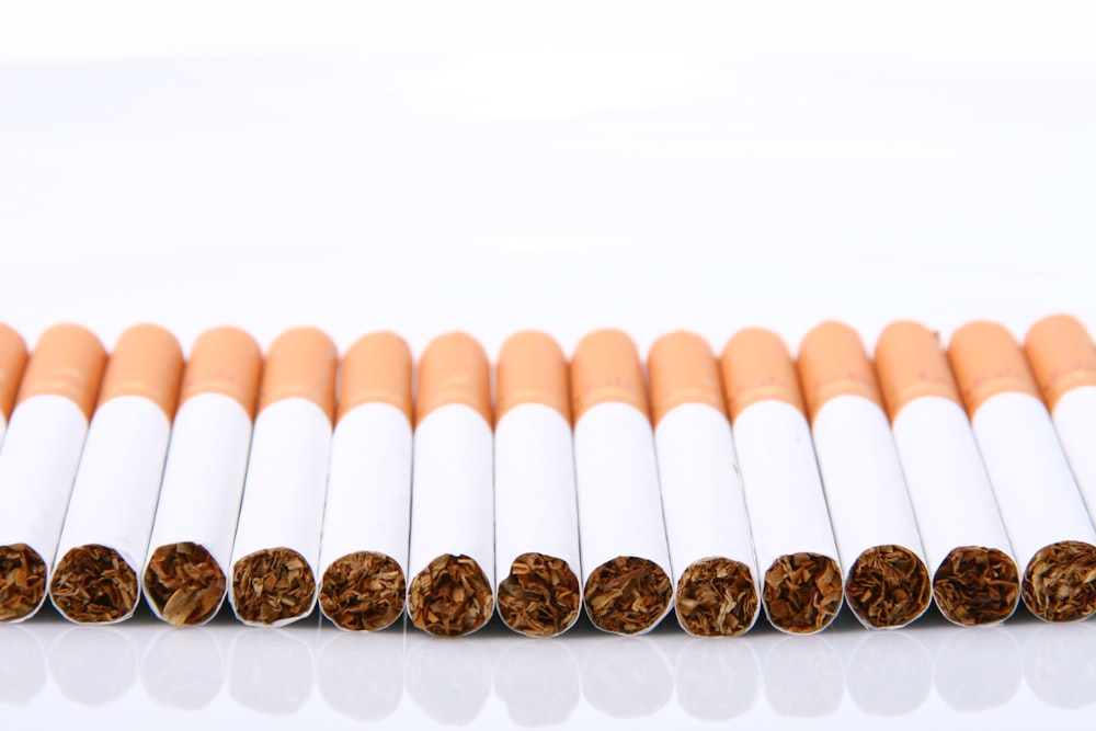 bastões de cigarro laranja e branco