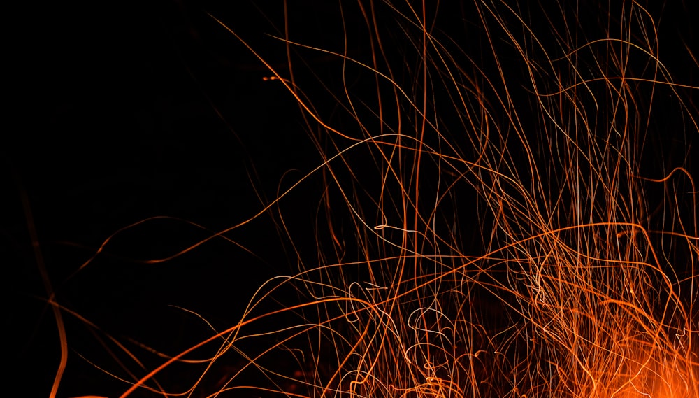 Foto de luces naranjas sobre fondo negro – Imagen gratuita Fuego en Unsplash