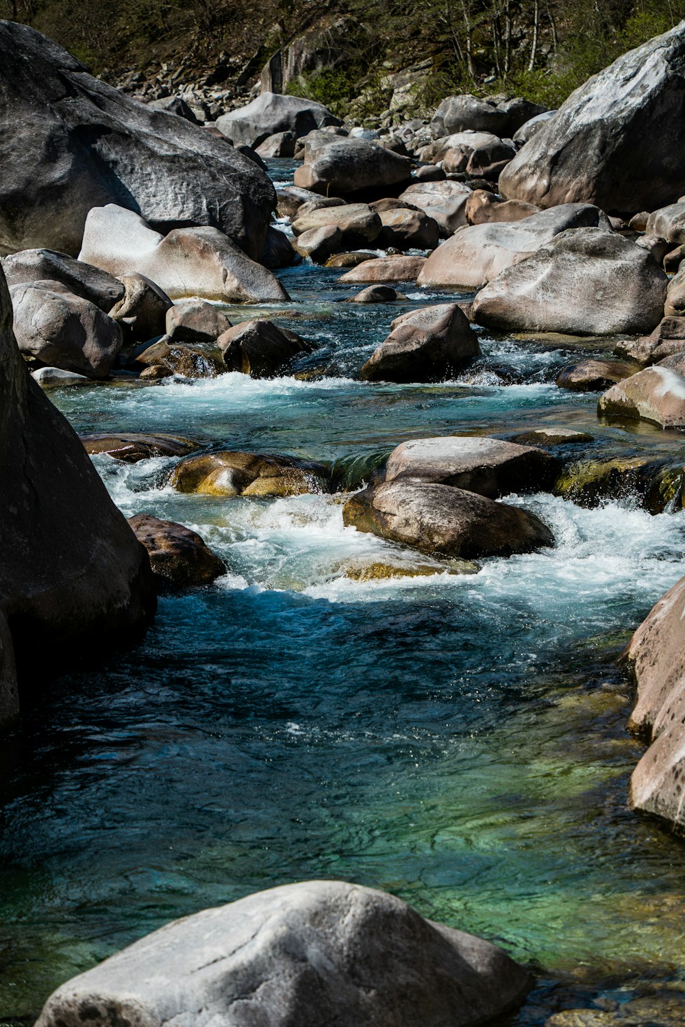 rocce grigie sul fiume durante il giorno