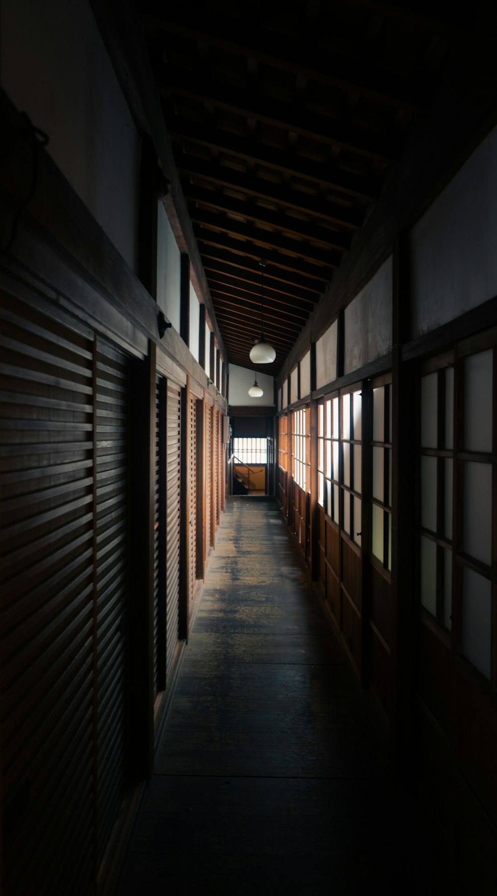 corredor de madeira marrom com luz branca do teto