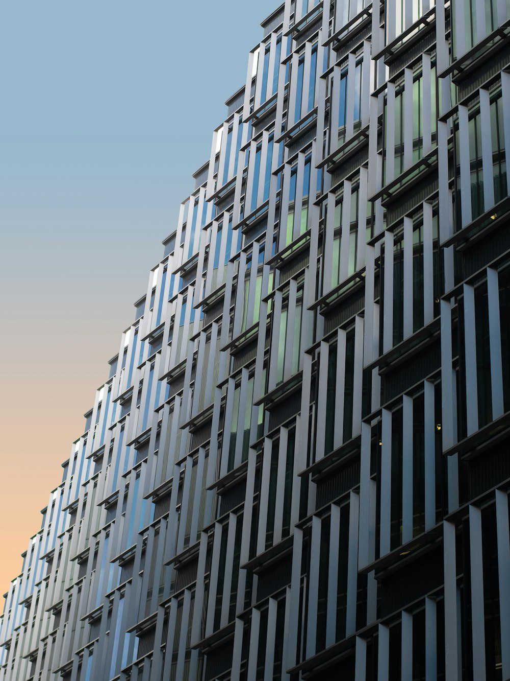 edifício de concreto branco e preto