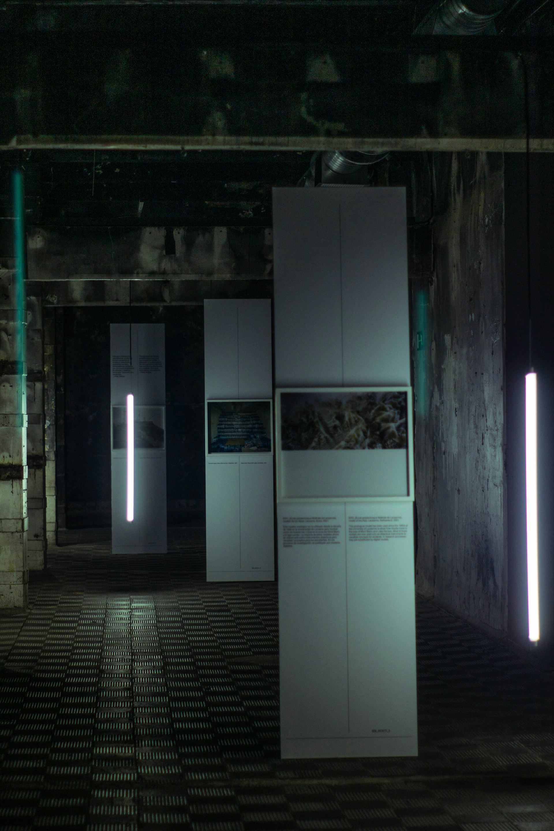 gray computer monitor