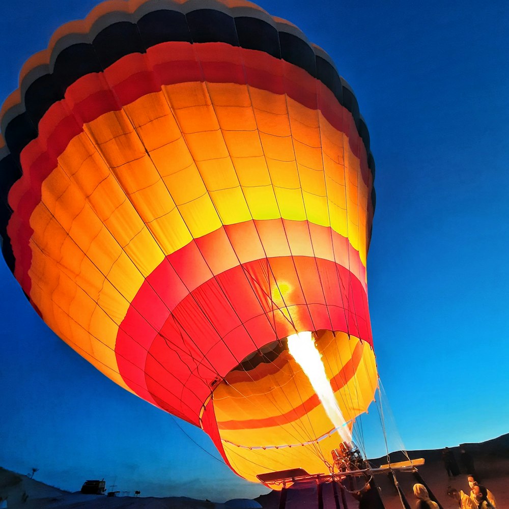 Montgolfière orange pendant la nuit