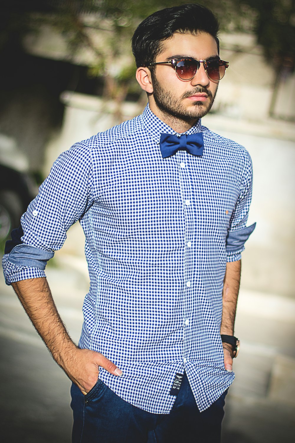 Foto hombre con camisa azul y blanca a cuadros con corbatín azul – Imagen  Ropa gratis en Unsplash