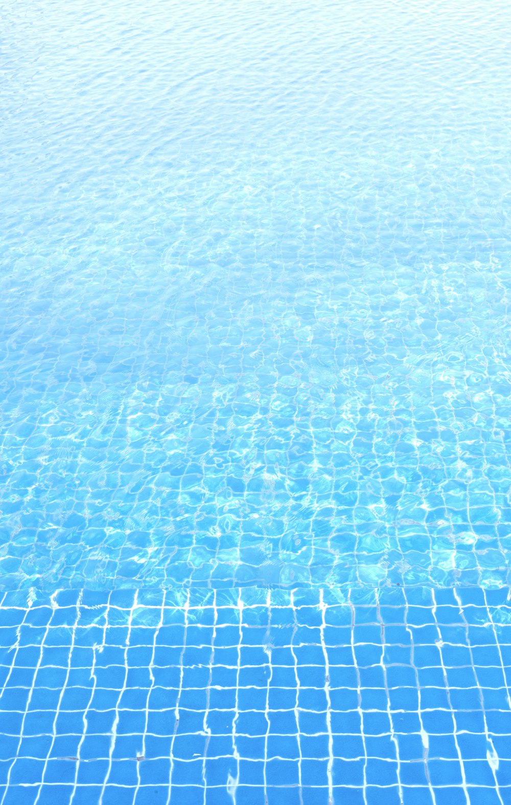 blau-weißes Schwimmbad