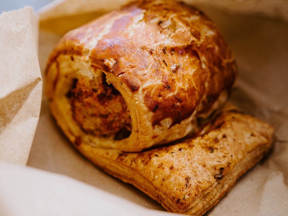 Pain sur assiette en céramique blanche