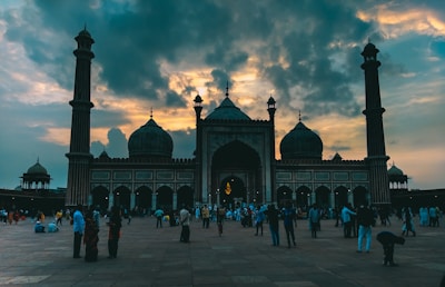 A panoramic shot of the Grand Mosque filled with worshippers.