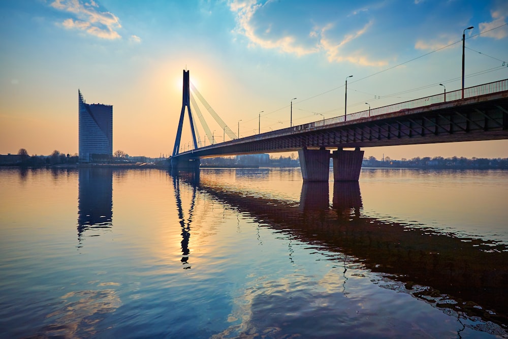 puente sobre el agua durante el día