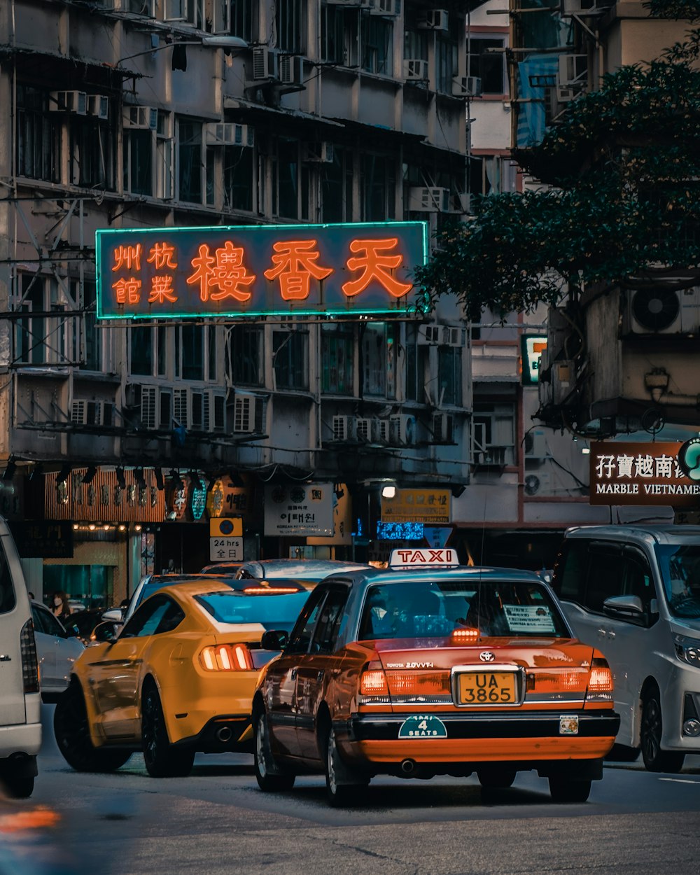táxi amarelo na rua durante o dia
