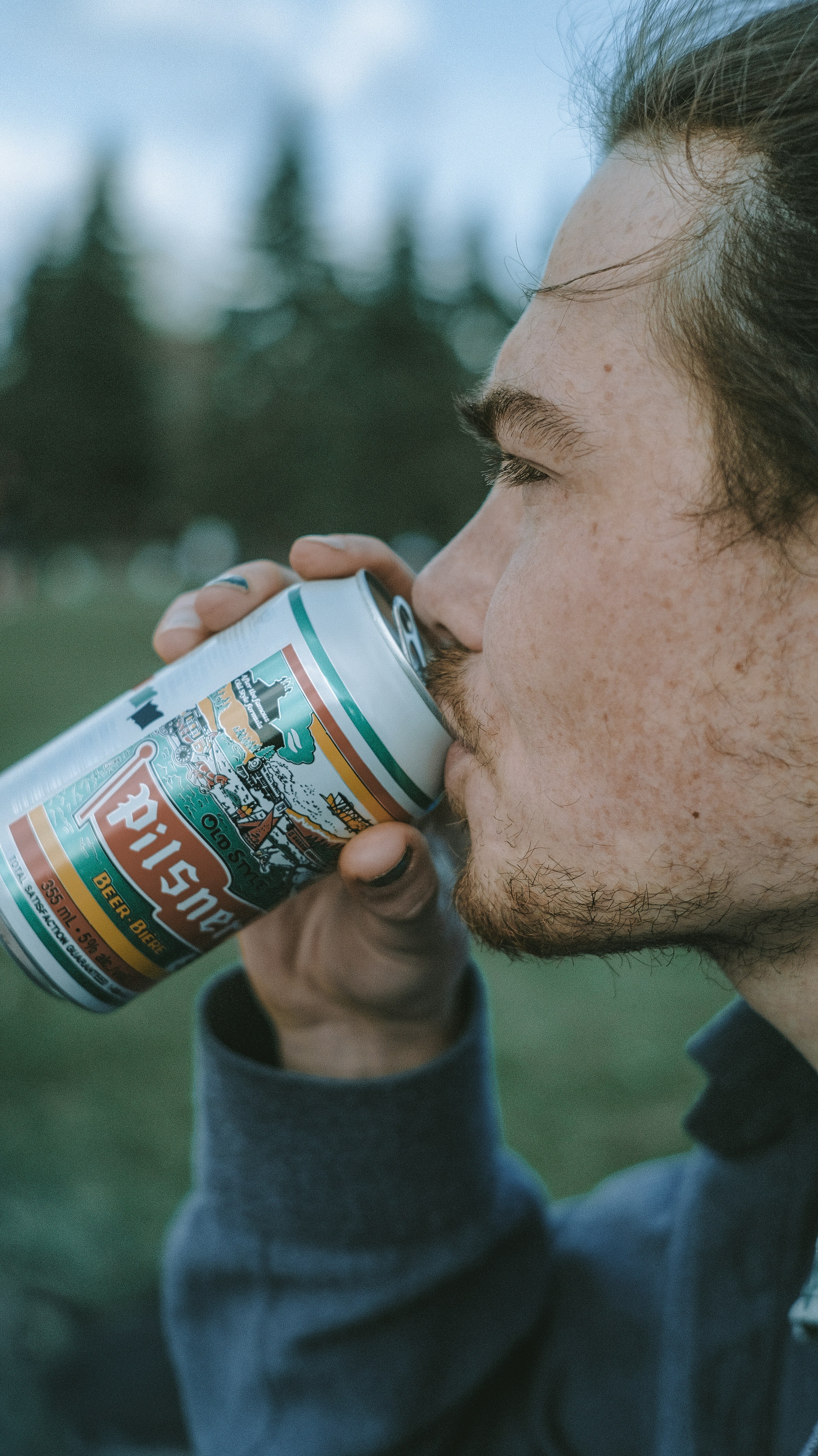 Foto zum Thema Mann trinkt Bier aus der Dose – Kostenloses Bild zu Parc ...