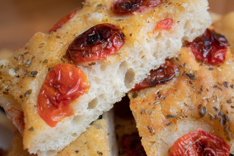 Focaccia med olivolja och örter