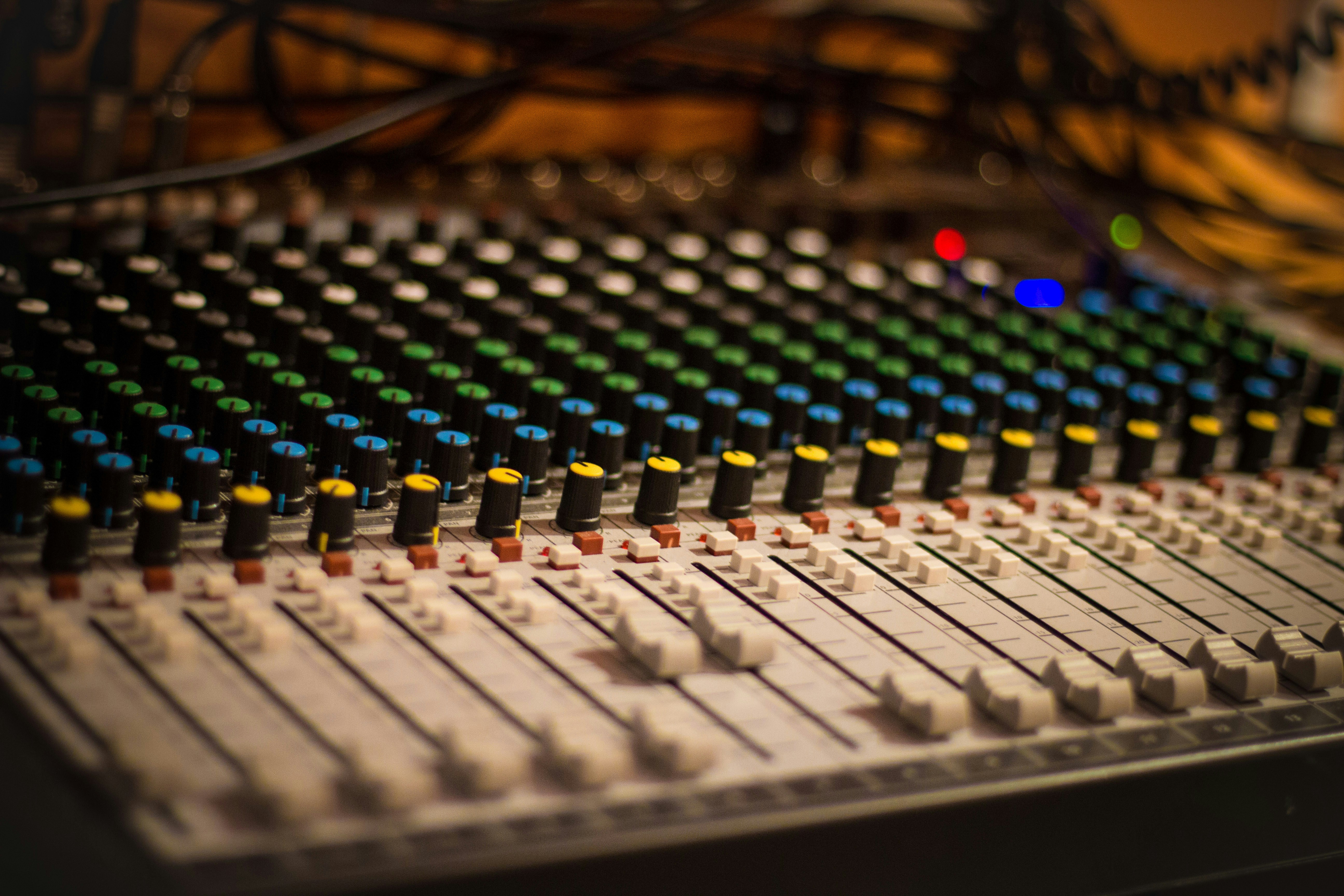 Minimal Studio, Maximum Output: On‑Device AI and Object‑Based Workflows for Home Producers (2026)