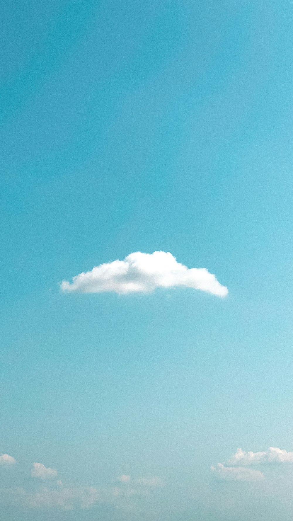 Weiße Wolken und blauer Himmel