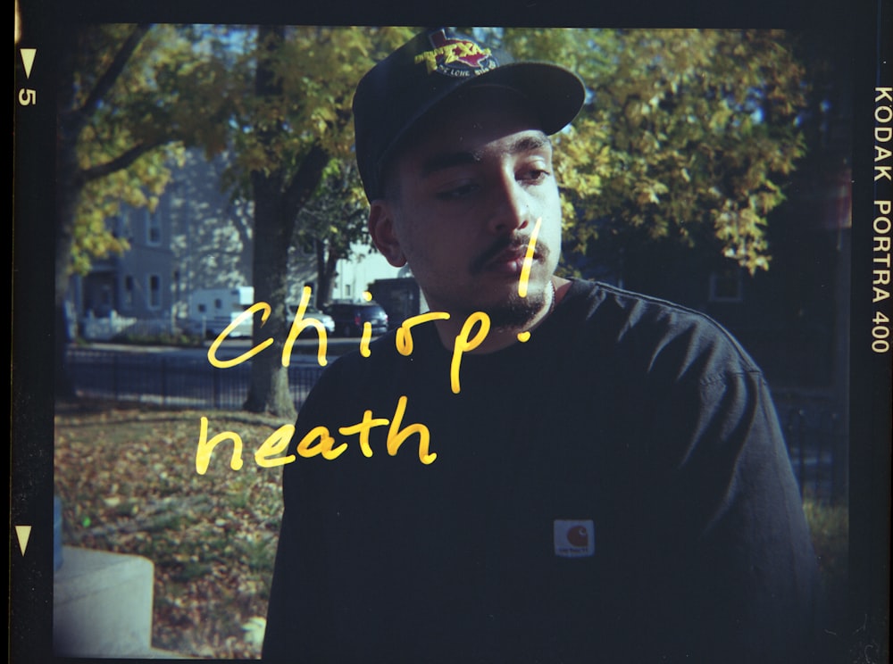Mann in schwarz-gelbem Kapuzenpulli raucht Zigarette