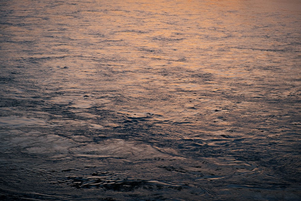 Agua azul del océano durante el día
