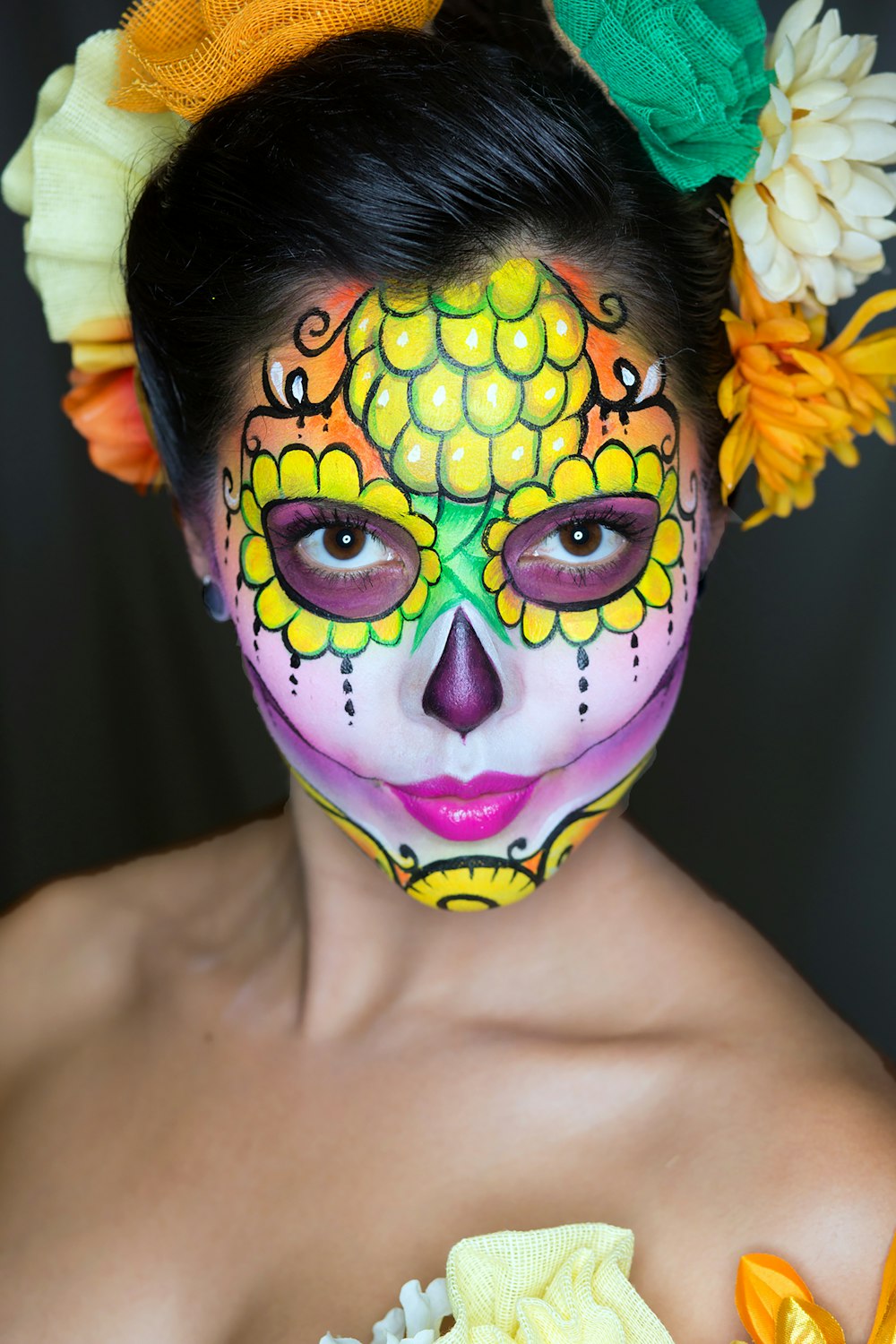 Mujer con pintura facial amarilla y morada