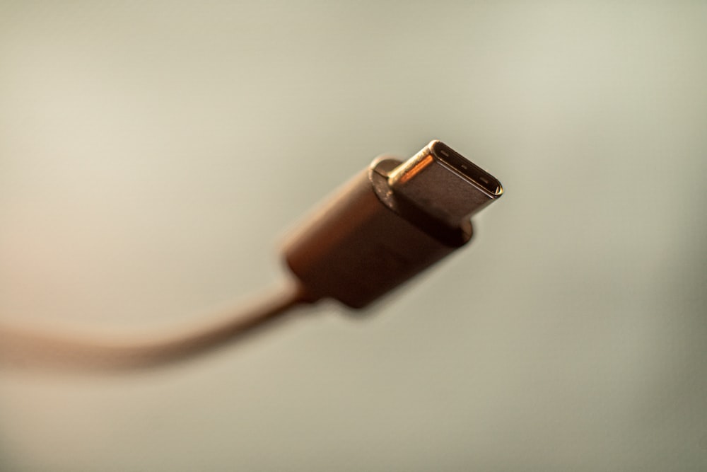 Weißes USB-Kabel auf weißer Oberfläche