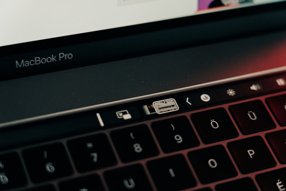 MacBook Pro negro y plateado