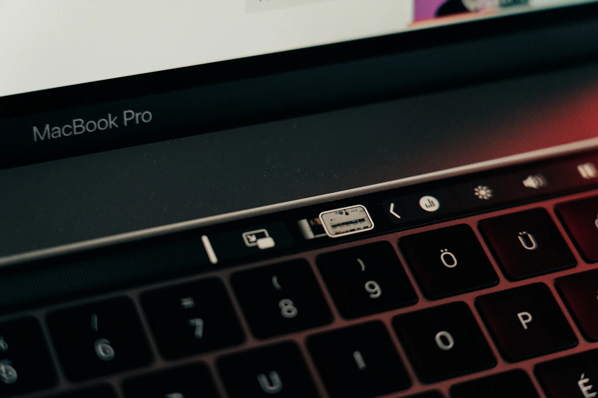 Laptop hitam di meja kerja